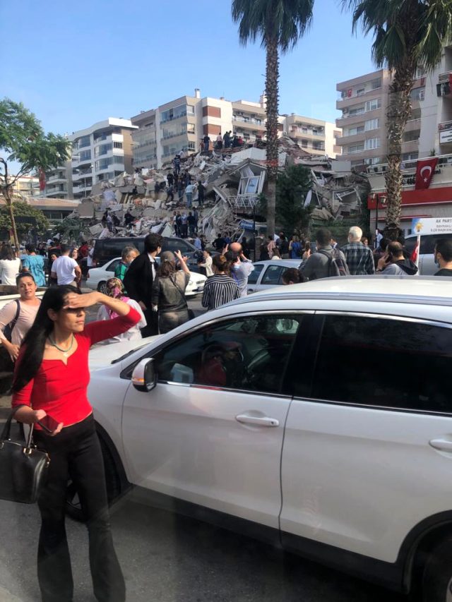 İzmir'i sallayan depremde bazı binalar yıkıldı! Gelen görüntüler korkunç