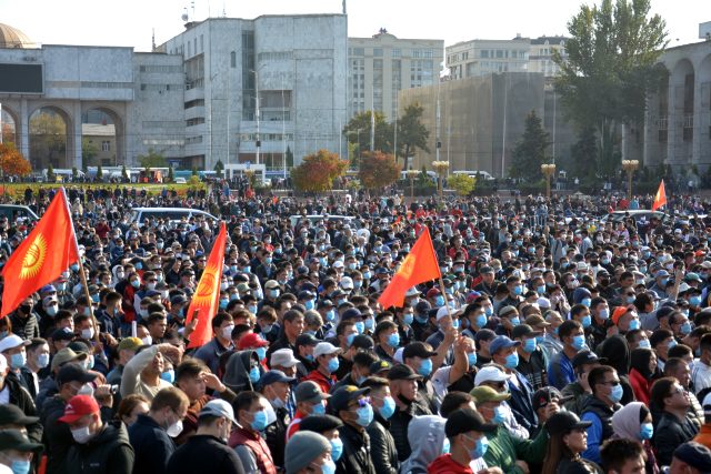 Son Dakika! Protestoların devam ettiği Kırgızistan'da Cumhurbaşkanı Ceenbekov görevinden istifa etti