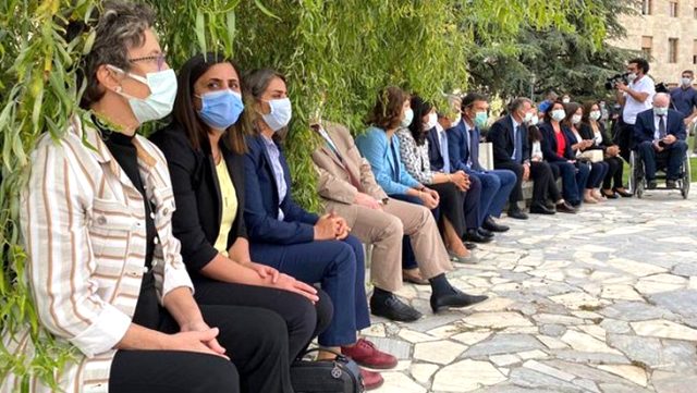 Son Dakika! TBMM'nin açılış törenine katılmama kararı alan HDP'li vekiller meclis bahçesinde oturma eylemi başlattı