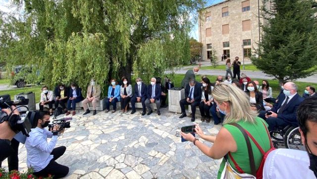Son Dakika! TBMM'nin açılış törenine katılmama kararı alan HDP'li vekiller meclis bahçesinde oturma eylemi başlattı