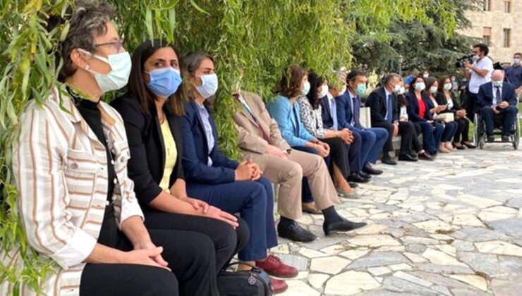 Son Dakika! TBMM’nin açılış törenine katılmama kararı alan HDP’li vekiller meclis bahçesinde oturma eylemi başlattı