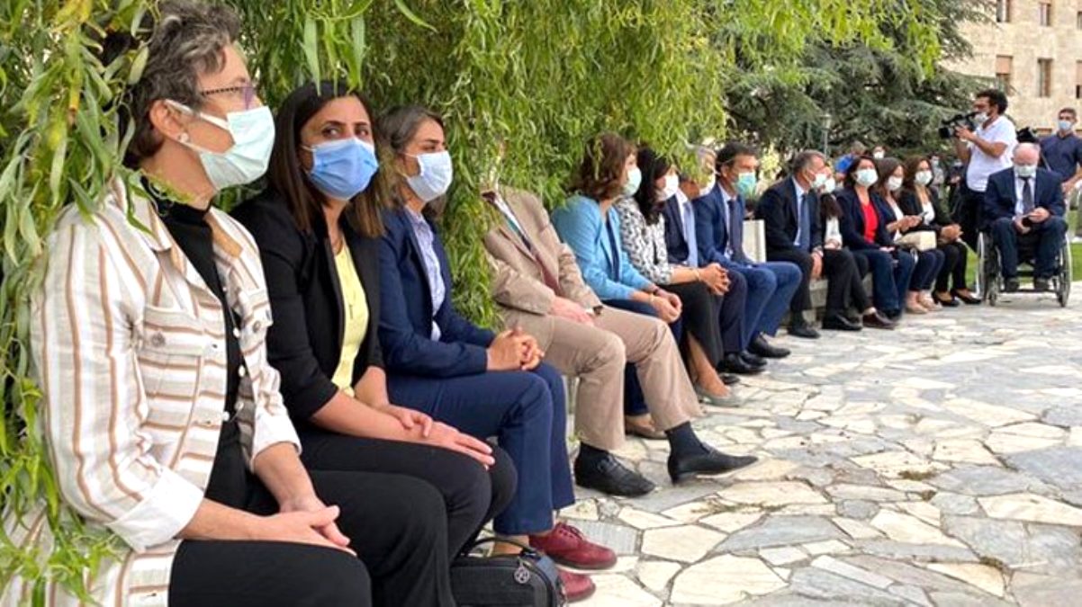 Son Dakika! TBMM’nin açılış törenine katılmama kararı alan HDP’li vekiller meclis bahçesinde oturma eylemi başlattı