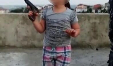Sultangazi’de çocuğun eline tabanca verip ateş ettirdi