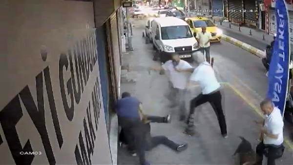 Taksici dehşeti! Tartıştığı müşteriyi darbedip köpeğine kemerle saldırdı