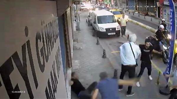 Taksici dehşeti! Tartıştığı müşteriyi darbedip köpeğine kemerle saldırdı