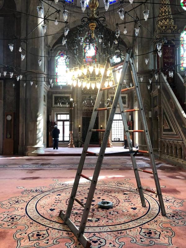 Tarihi camideki tepki çeken tasarruflu ampuller kaldırılıyor