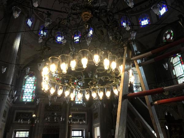 Tarihi camideki tepki çeken tasarruflu ampuller kaldırılıyor