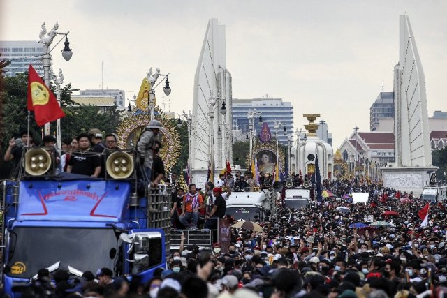 Tayland'da hükümet karşıtı göstericiler sokaklara döküldü