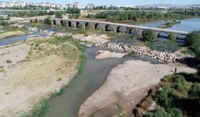 Türkiye’nin en uzun nehri Kızılırmak’ta su seviyesi düşünce kum adacıkları oluştu