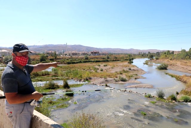 Türkiye'nin en uzun nehri Kızılırmak'ta su seviyesi düşünce kum adacıkları oluştu