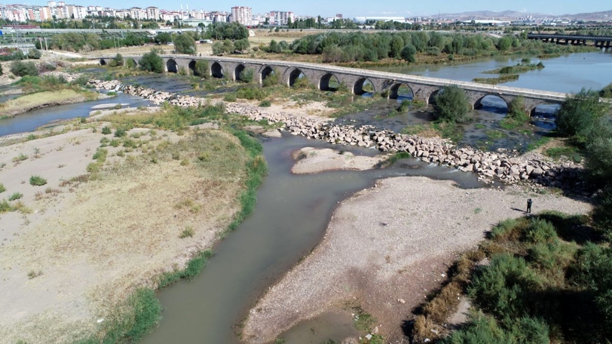 Türkiye’nin en uzun nehri Kızılırmak’ta su seviyesi düşünce kum adacıkları oluştu