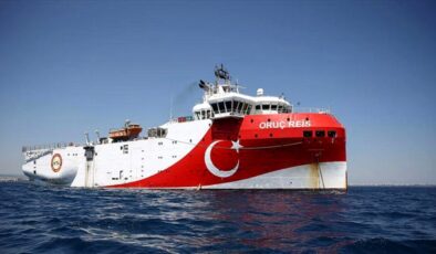 Yunanistan’ın ‘Yunan savaş gemileri Oruç Reis’i bölgeden uzaklaştırdı’ iddiasına Türkiye’den yalanlama geldi