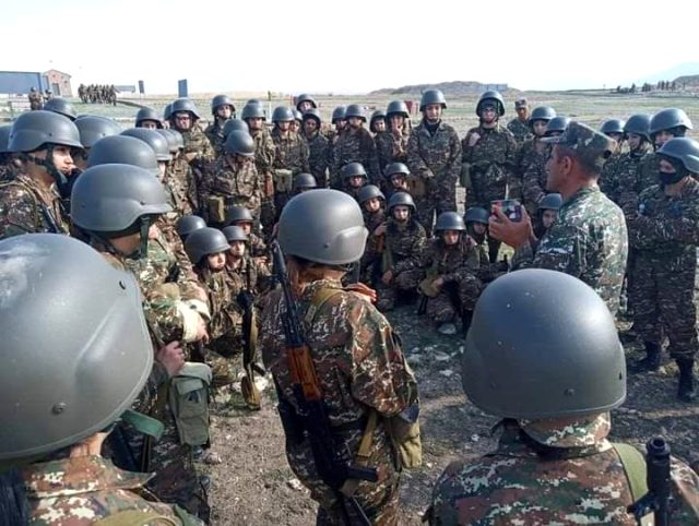 Azerbaycan ordusu karşısında çaresiz kalan Ermenistan, kadınları askere almaya başladı