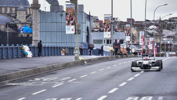 Formula 1 araçları İstanbul sokaklarında tur attı