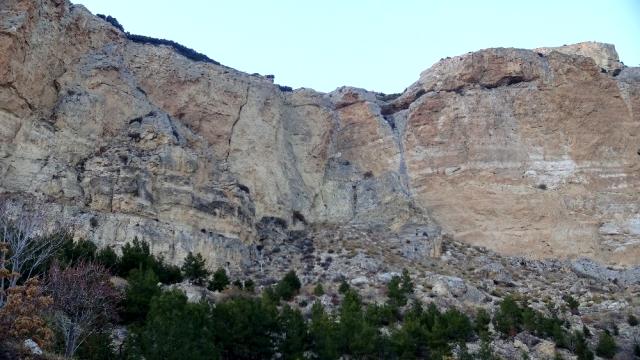 Akdeniz açıklarındaki 5.2'lik deprem Karaman'da kayaları yerinden oynattı