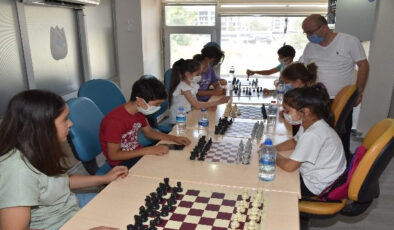 Yunusemre ile satranç öğreniyorlar
