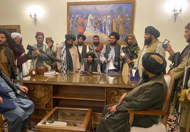 Dünyanın konuştuğu görüntüler: Taliban, Afganistan Başkanlık Sarayı'nda
