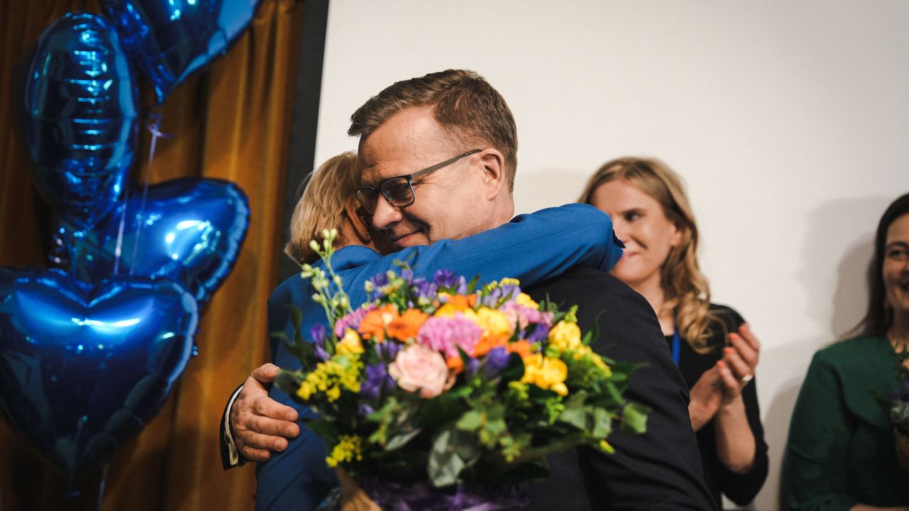 Ulusal Koalisyon Başkanı Petteri Orpo, 2 Nisan 2023'te Helsinki'de yapılan Finlandiya parlamento seçimlerinin ardından destekçileriyle kutlama yapıyor.
