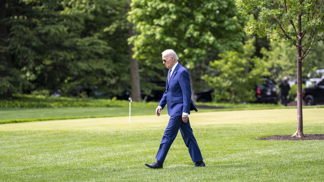 Başkan Joe Biden, 10 Mayıs 2023'te New York'a gitmek üzere Marine One'a binmek üzere Beyaz Saray'daki Oval Ofis'ten yürüyor.
