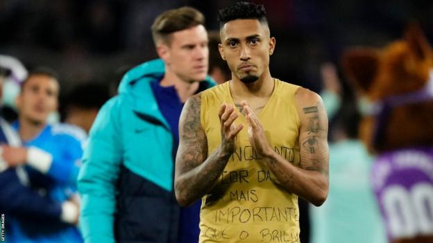 Barcelona oyuncusu Raphinha, Salı gecesi kendi tarafının maçında Vinicius Jr ile dayanışma gösteren bir gömlek ortaya çıkardı.