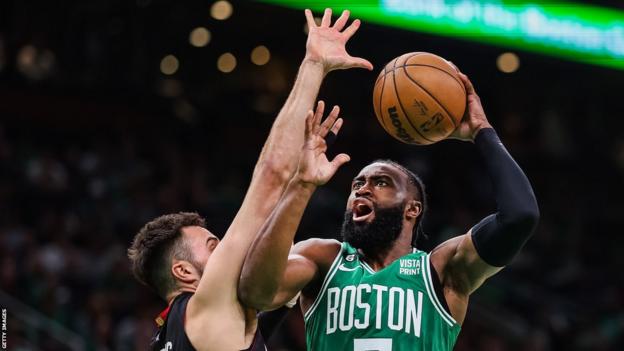 Boston Celtics'ten Jaylen Brown, Miami Heat'ten Max Strus'u geçerken filelere gidiyor