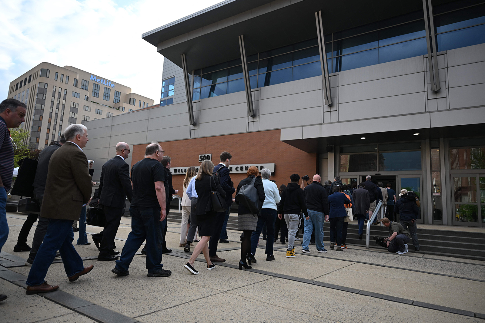 Halk, 18 Nisan'da Wilmington, Delaware'de FOX News'e karşı Dominion Oylama Sistemleri karalama davasının görüldüğü Leonard Williams Adalet Merkezine girmek için bekliyor.