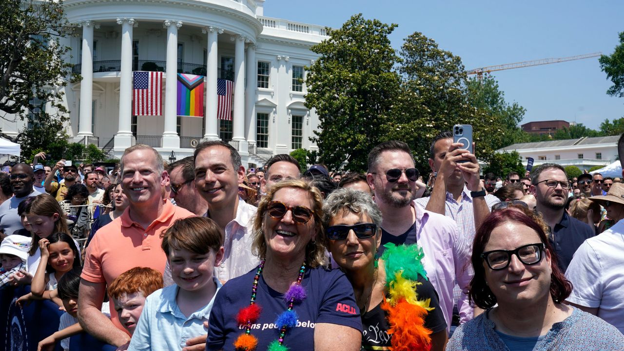 İnsanlar, Başkan Joe Biden'ın 10 Haziran 2023 Cumartesi günü Washington'da Beyaz Saray'ın Güney Çimenliğinde düzenlenen Onur Ayı kutlamasında konuşmasını dinliyor.  (AP Fotoğrafı/Manuel Balce Ceneta)