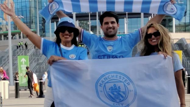 Manchester City taraftarları Max Shaulis, kız kardeşi Alex (sağda) ve annesi Raju ile FA Cup finalinde takımlarının Manchester United'ı yenmesinin ardından Wembley dışında