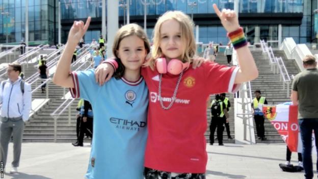 İkiz kız kardeşler Talia (solda) ve Alexis, Wembley'de zıt taraflardaydı.