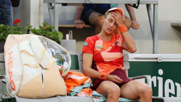 Lesia Tsurenko, Fransa Açık'ta Iga Swiatek'e karşı oynadığı maç sırasında hasta görünüyor