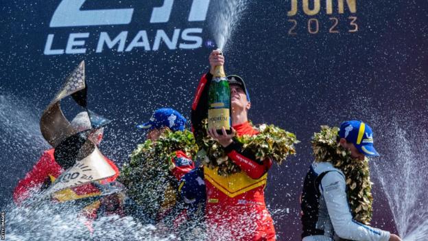 James Calado, Ferrari'nin Le Mans'taki geri dönüş galibiyetini gökyüzüne şampanya püskürterek kutluyor