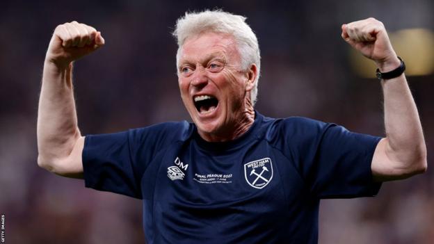 West Ham menajeri David Moyes kollarını kaldırıyor ve keyifle bağırıyor.
