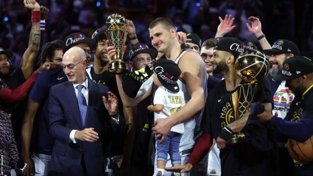 Nikola Jokic'e Bill Russell NBA Finalleri En Değerli Oyuncu Ödülü verildi