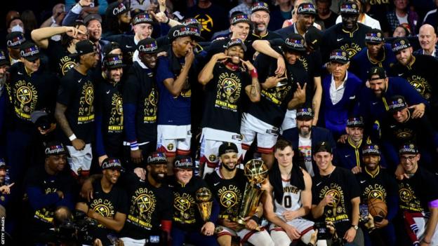 Denver Nuggets, NBA şampiyonluğunu kazandıktan sonra takım fotoğrafı için poz veriyor