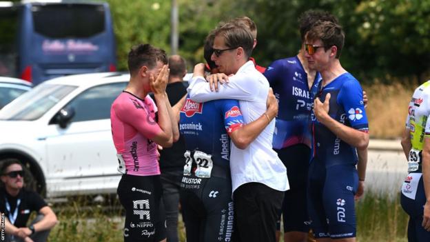 Tour de Suisse'deki biniciler, Gino Mader'in ölümünü öğrendikten sonra birbirlerini teselli ediyor