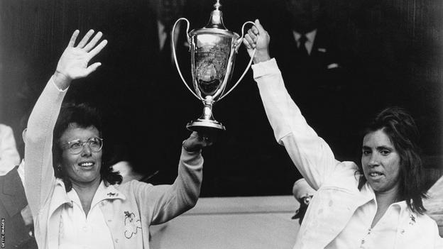 Billie Jean King ve Rosie Casals, 1973'te Wimbledon çift bayanlar kupasıyla