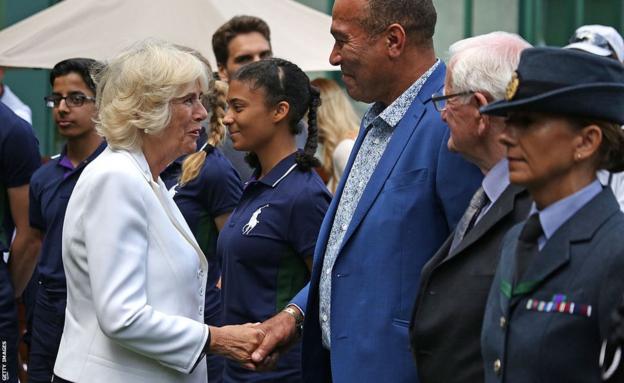 O zamanlar Cornwall Düşesi olan Kraliçe Camilla, 2016'da Wimbledon'a yaptığı bir ziyarette Winston Norton ile tanışır.