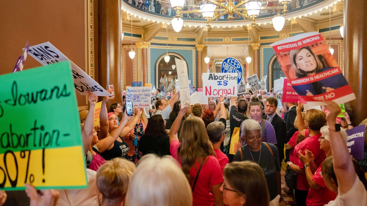 Iowa Yasama Meclisi, 11 Temmuz 2023 Salı günü 6 haftalık 'fetal kalp atışı' kürtaj yasağını geçirmek için özel oturum için toplanırken, protestocular Iowa Eyaleti Meclis Salonu'nu dolduruyor. 