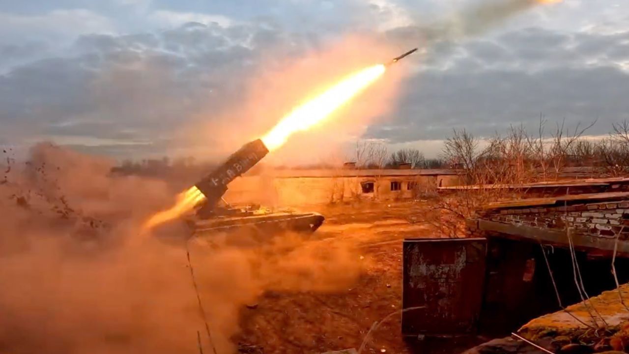 Ukrayna kuvvetleri, 7 Temmuz 2023'te Luhansk bölgesindeki Kreminna yakınlarındaki Rus mevzilerine bir TOS-1A Solntsepyok ağır termobarik roketatar fırlattı.