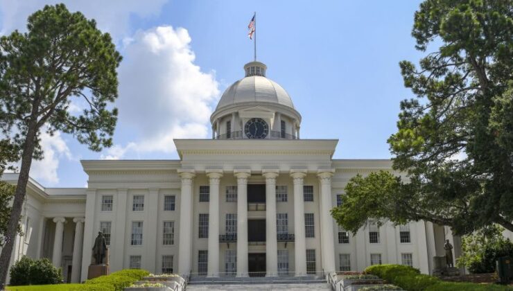 Alabama GOP valisi, mahkeme kararına rağmen çoğunluğu Siyah olan tek bir bölge içeren kongre haritasını onayladı