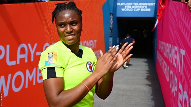 Kerly Theus, Haiti'nin Şili'yi yendiği Dünya Kupası elemelerini kutluyor