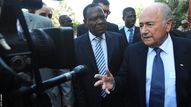 Yves Jean-Bart (solda) eski FIFA başkanı Sepp Blatter'i (sağda) 2013'te Haiti'de karşılıyor