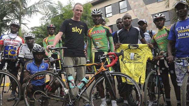 Chirs Froome (ortada siyah Team Sky tişörtü), çocukluk koçu David Kinja (Froome'un hemen sağında) ve eski Nairobi bisiklet kulübü The Safari Simbaz'ın 2013'te şehre yaptığı bir ziyaret sırasında poz veriyor.