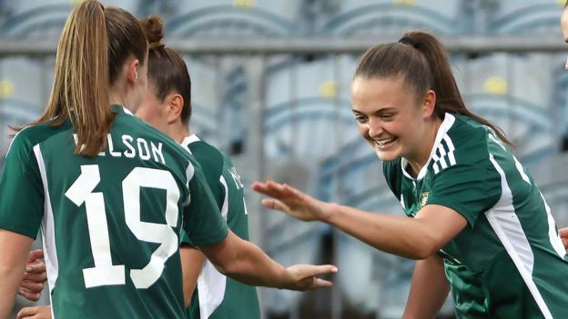 Gülümseyen Kerry Beattie, Opava'da Kuzey İrlanda'yı 2-0 öne geçirmeyi kutluyor