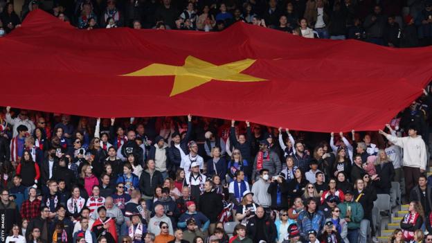 Vietnam taraftarları, ülkelerinin bir erkekler veya kadınlar FIFA Dünya Kupası'ndaki ilk maçında desteklerini gösteriyor
